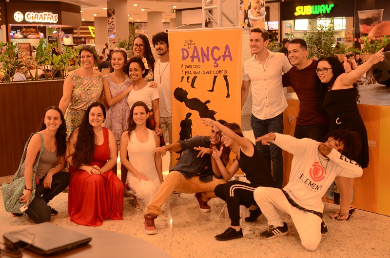 Alunos do curso de Licenciatura em Dança, com o coordenador do curso, professor Roberto Rodrigues, e as professoras Giovana Consorte e Luciana Ribeiro, no Aparecida Shopping. (foto: Tallyton Alves)